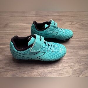 Diadora Kids' Pre-School Triumph soccer cleats in a turquoise color